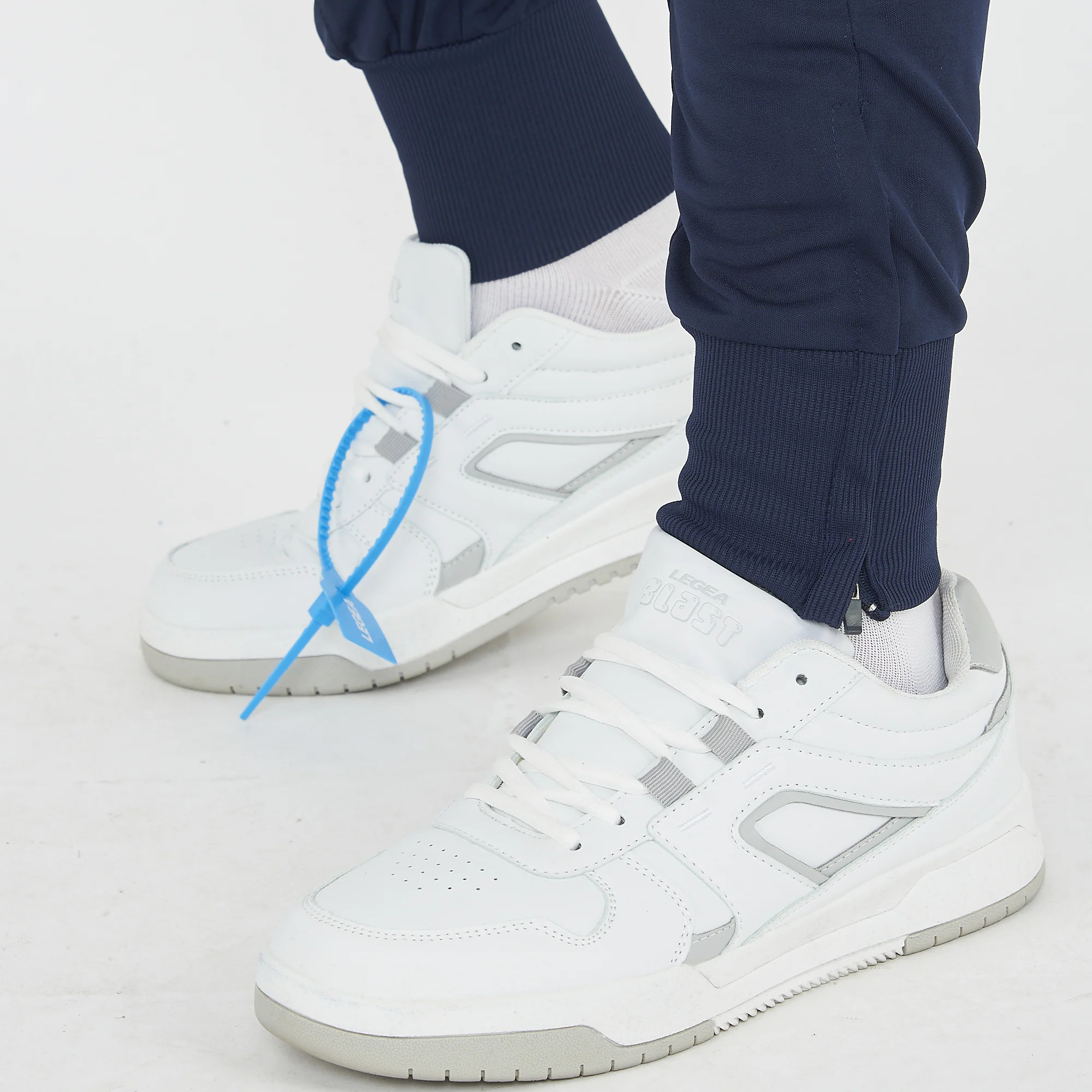 Pantaloni da training Osaka con zip alla caviglia - Image 4